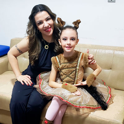 Christine e sua filha Livia com DM1 em figurino de ballet