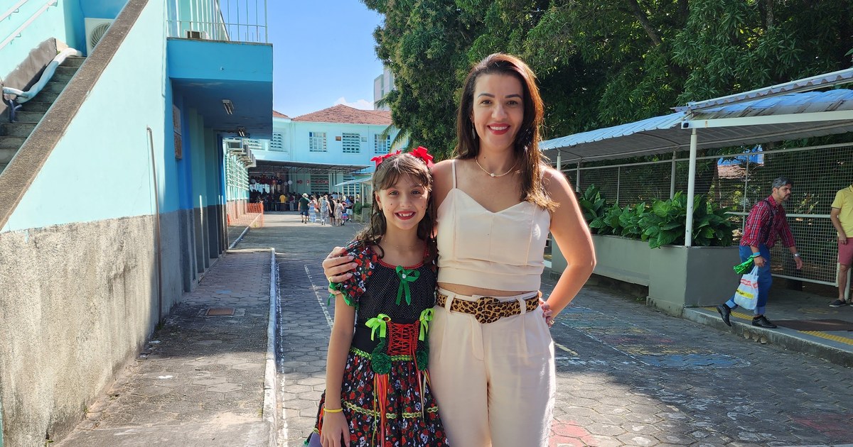 Christine Rolke e a filha Livia, que tem diabetes tipo 1, em frente à escola