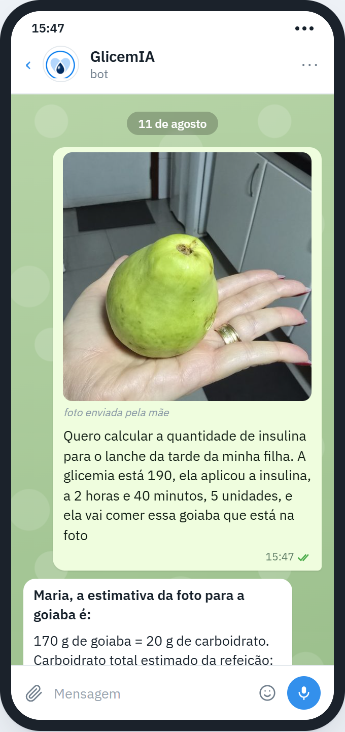 Conversa no Telegram com o GlicemIA: a mãe manda a foto de uma goiaba, a glicemia e a insulina já aplicada, e o bot estima 20 g de carboidrato pra ela confirmar