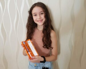 Livia, filha da Mãe Pâncreas, segurando o kit de glucagon usado em hipoglicemia grave no diabetes tipo 1