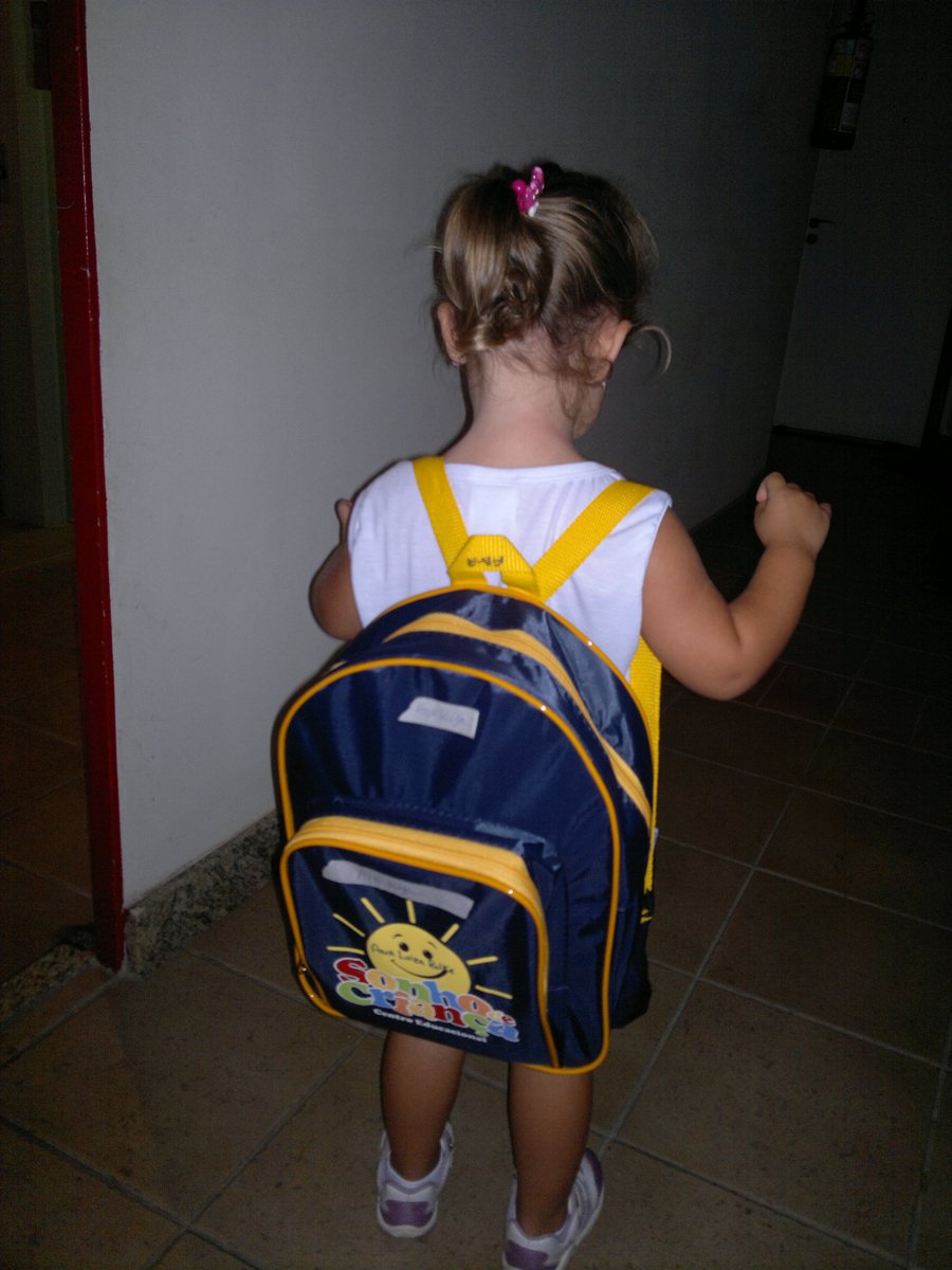 Livia pequena, de costas, com a mochila da creche, no ano do diagnóstico de diabetes tipo 1