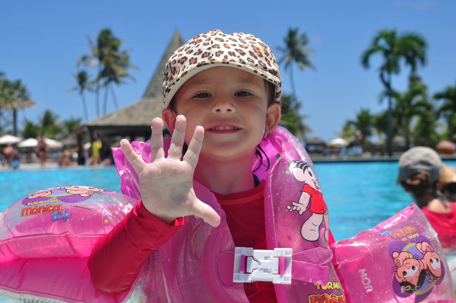 Livia, filha da Mãe Pâncreas, na piscina com boias e sorrindo, no ano do diagnóstico de diabetes tipo 1